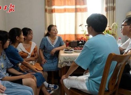 湖北的罗汉中学，51岁的郑铭在这里当了26年语文老师兼班主任，从踏进这所乡村寄宿