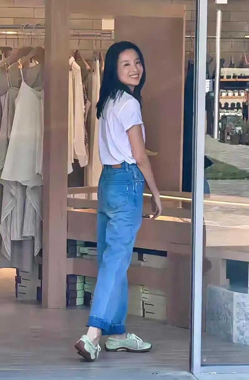 董洁，牛仔裤搭配白上衣小白鞋，青春少女感，回眸一笑百媚生。如果不会穿搭，就去看一