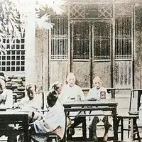 清朝时，浙江平湖秀才李蘋兰才学出众，其女名韵兰，自幼诵读诗书、习得文章，长成后容
