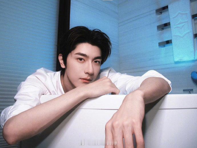 林一洗澡穿这么多太见外了 浴缸、白衬衫、湿发，林一这组图是懂怎么让人失眠的但穿这