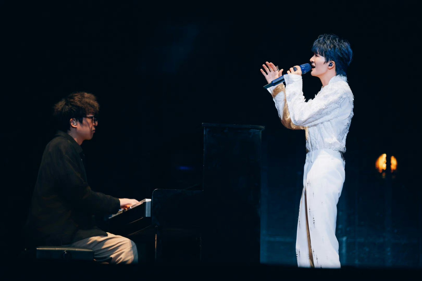 #周深献唱刘亦菲新剧主题曲# 为新剧《玫瑰的故事》演唱的情感主题曲《风吹过的晨曦