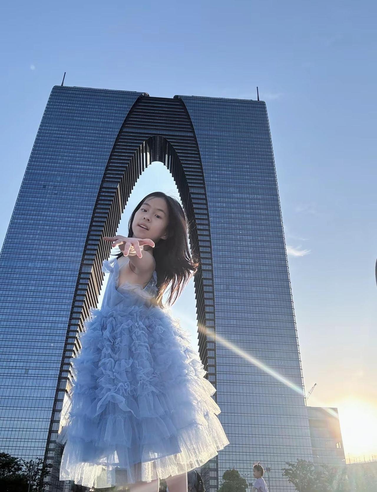 今天的东方之门有一亿人东方之门 五一假期 大裤衩人流量爆满