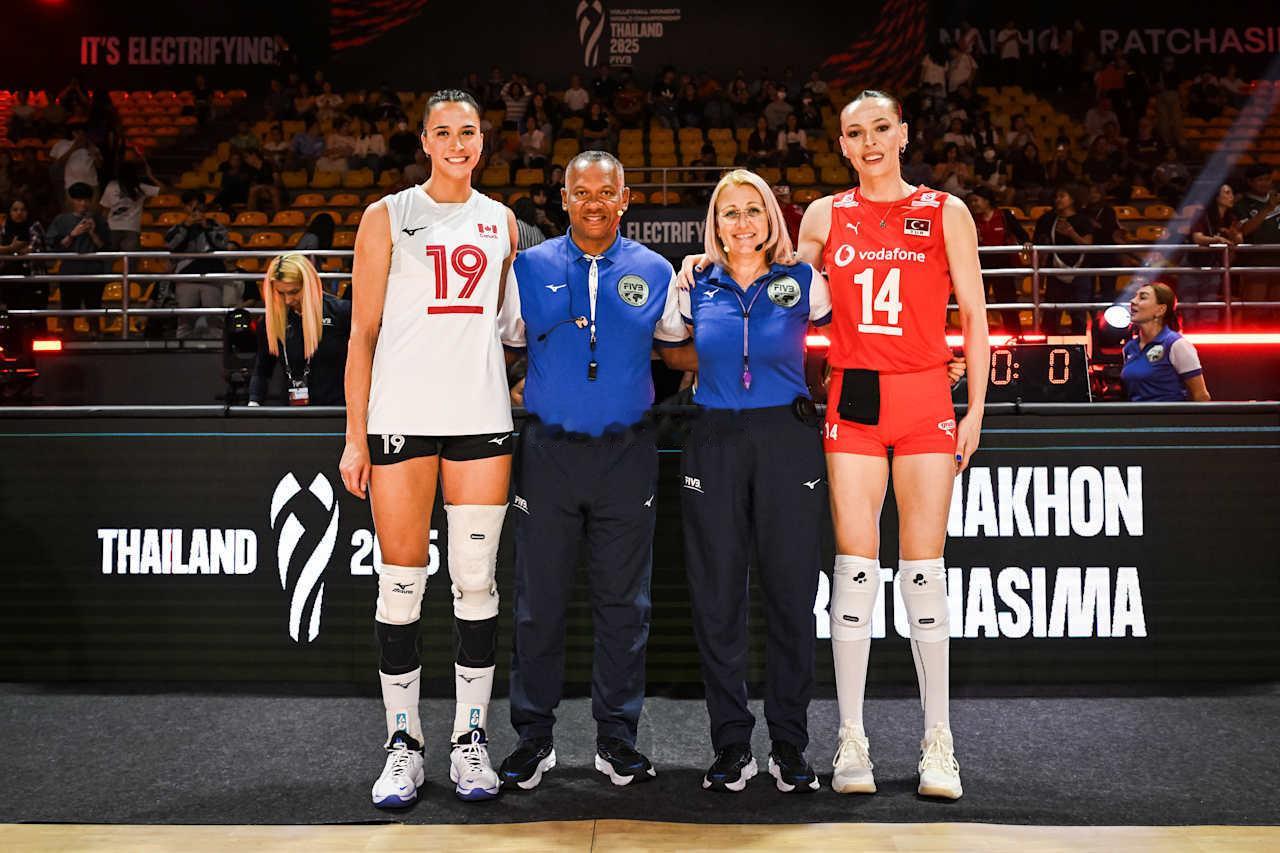 2025年女排世锦赛E组第三轮土耳其女排vs加拿大女排第一局：25-21大比分：