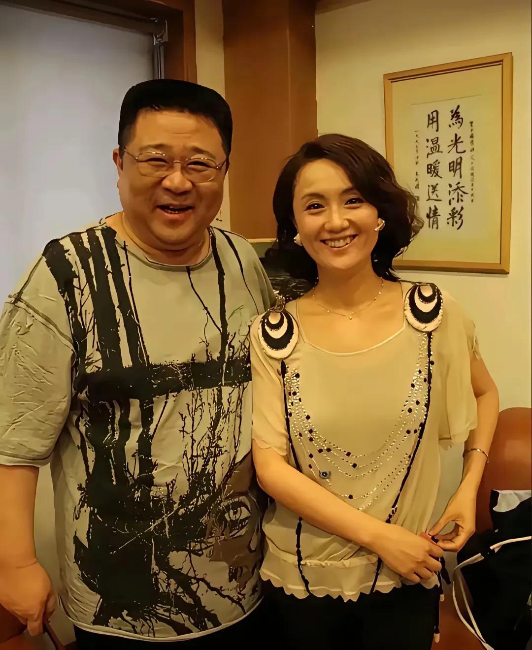 梁冠华和朱媛媛的一张合影
现在看好悲伤啊
一个在人间一个在天堂
希望远在天堂的媛