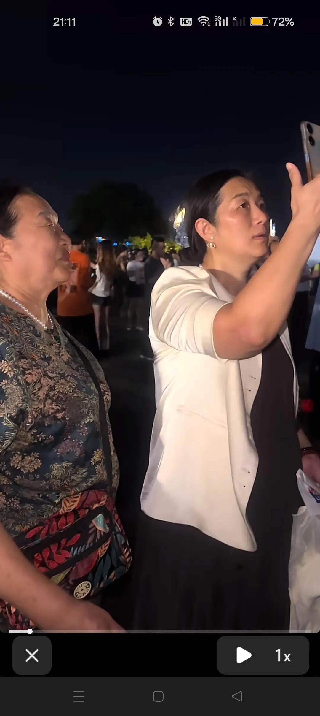 谢浩男妈妈，她们一家和外婆，在外面玩的时候拍的好多照片。昨晚许健华更新的视频，数