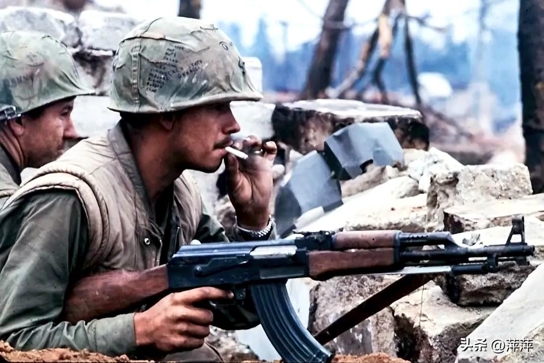 照片拍摄于越南战争，画面中的美军士兵手持的，正是我国56式冲锋枪（56式自动步枪