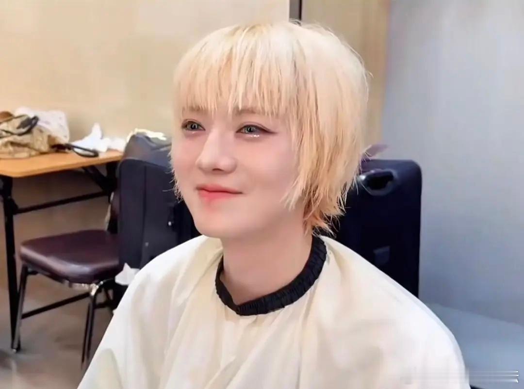 姐妹们，来猜猜这是谁？我真心不敢确定这是鹿晗 