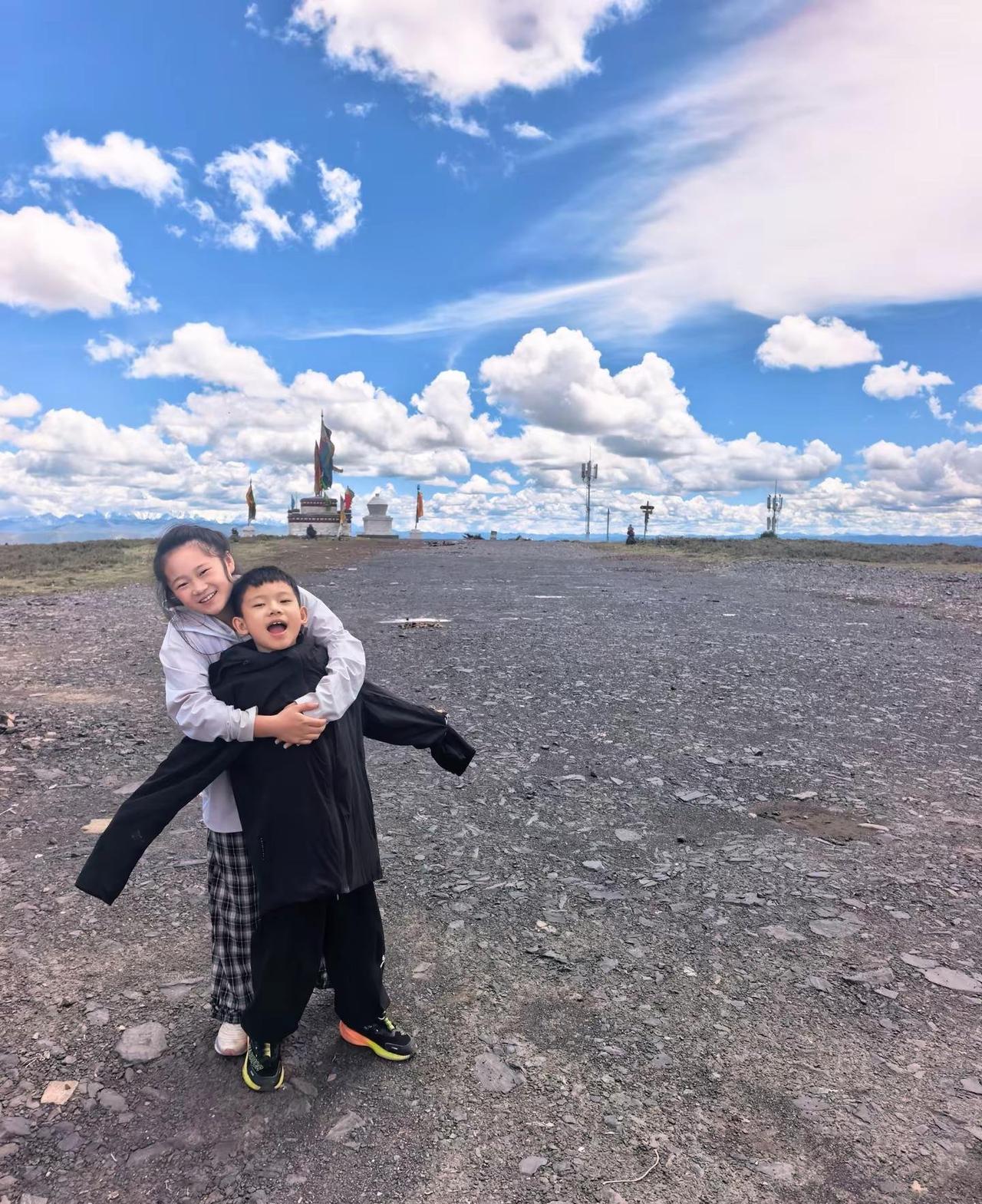 离天空更近一步，人间喧嚣止于高原。这话说得真戳心，仿佛一脚油门就能把城市的车水马