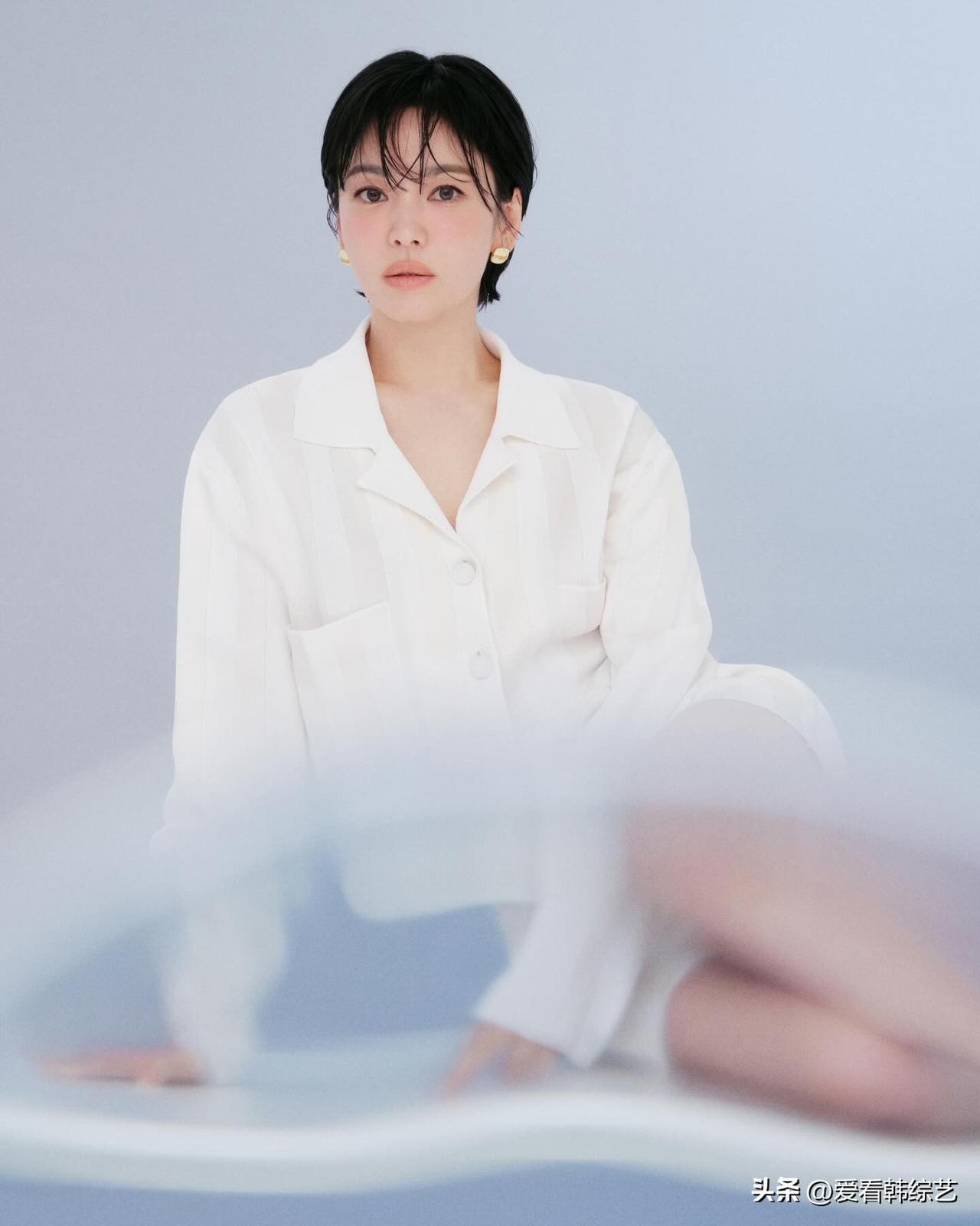 25日，演员宋慧乔在自己的Instagram上上传了多张照片。公开的照片中，宋慧