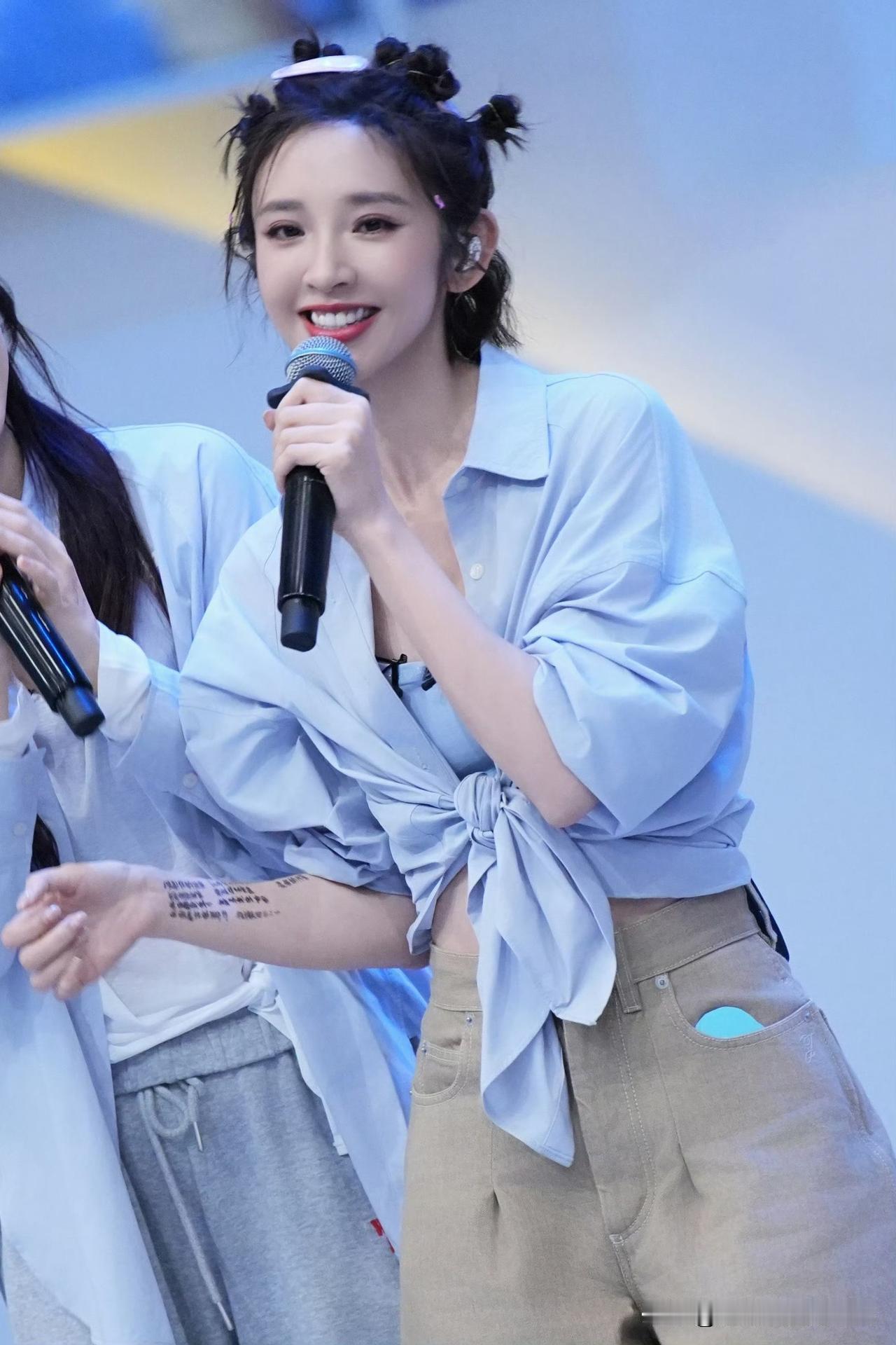 小室方出唐艺昕浪姐五公小考花絮，扎满小揪揪的造型直接甜到出圈

浪姐五公的未公开