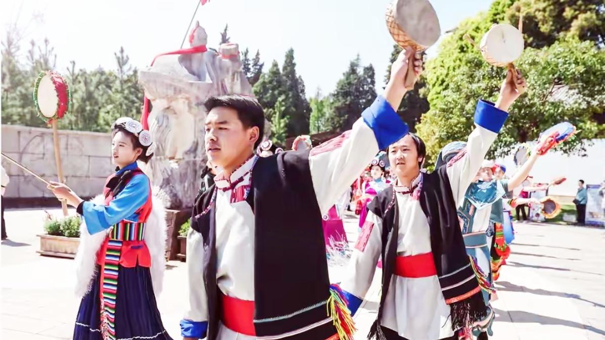 国双节狂欢！云南民族村嗨翻三月末。纳西三多节遇上景颇目瑙纵歌，云南民族村双节同庆