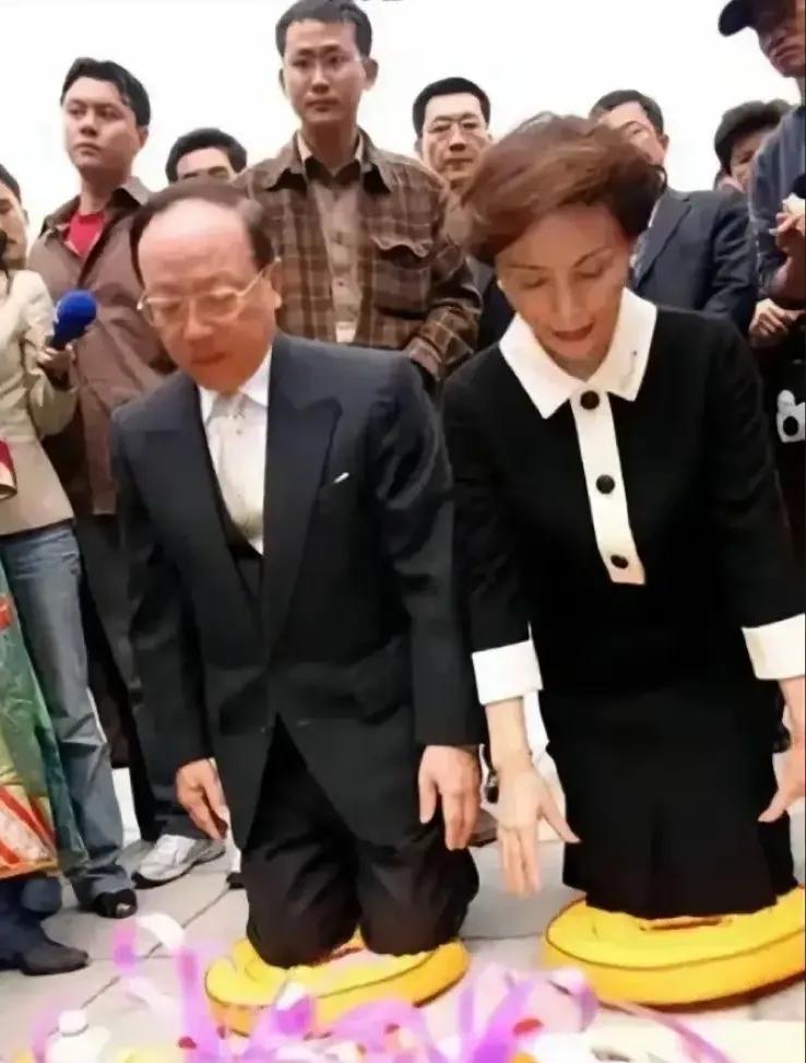 2005年清明，蒋孝严携夫人一起回到桂林，祭拜生母章亚若墓。章亚若生前曾担任蒋经