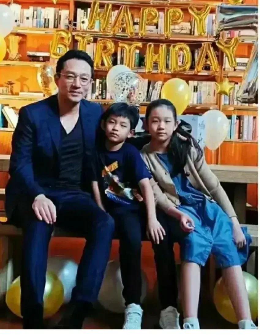 大S真的太抠了，给儿女买的衣服竟然是几十块的优衣库。

大S自己买的每件衣服不低