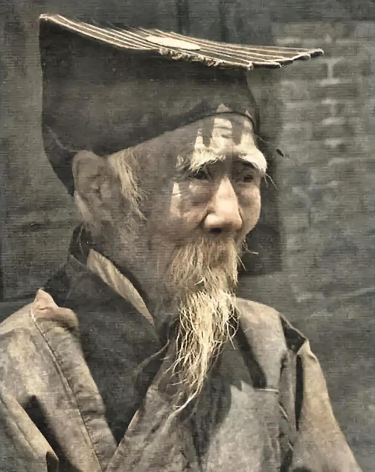 1937年，17岁战士深山迷路时，在古庙遇一位51岁老道，便想留下来养伤，老道却