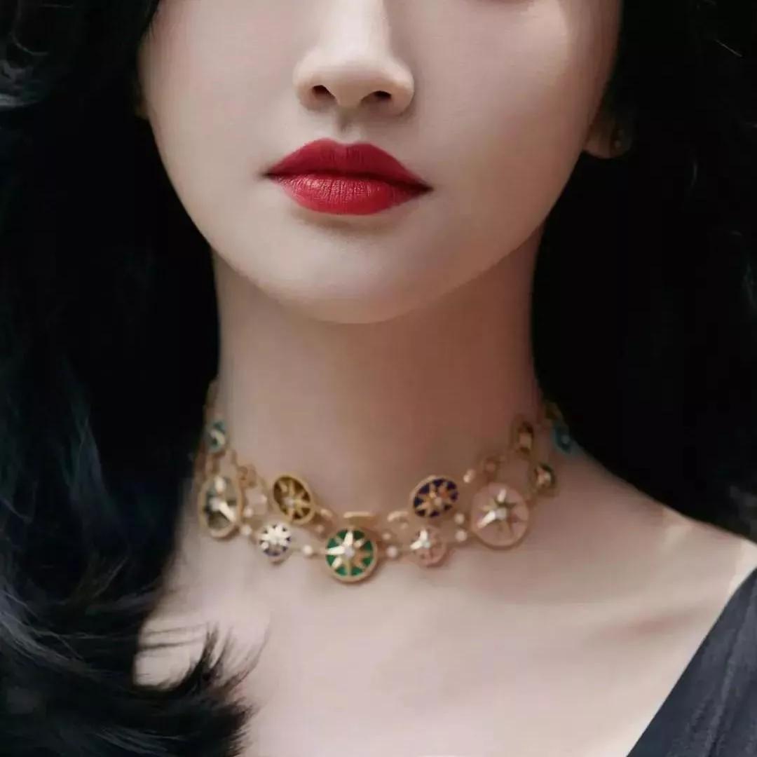 复古优雅，红唇黑发，复古风项链。轻奢红色项链 复古感项链 复古配饰项链 复古珠宝