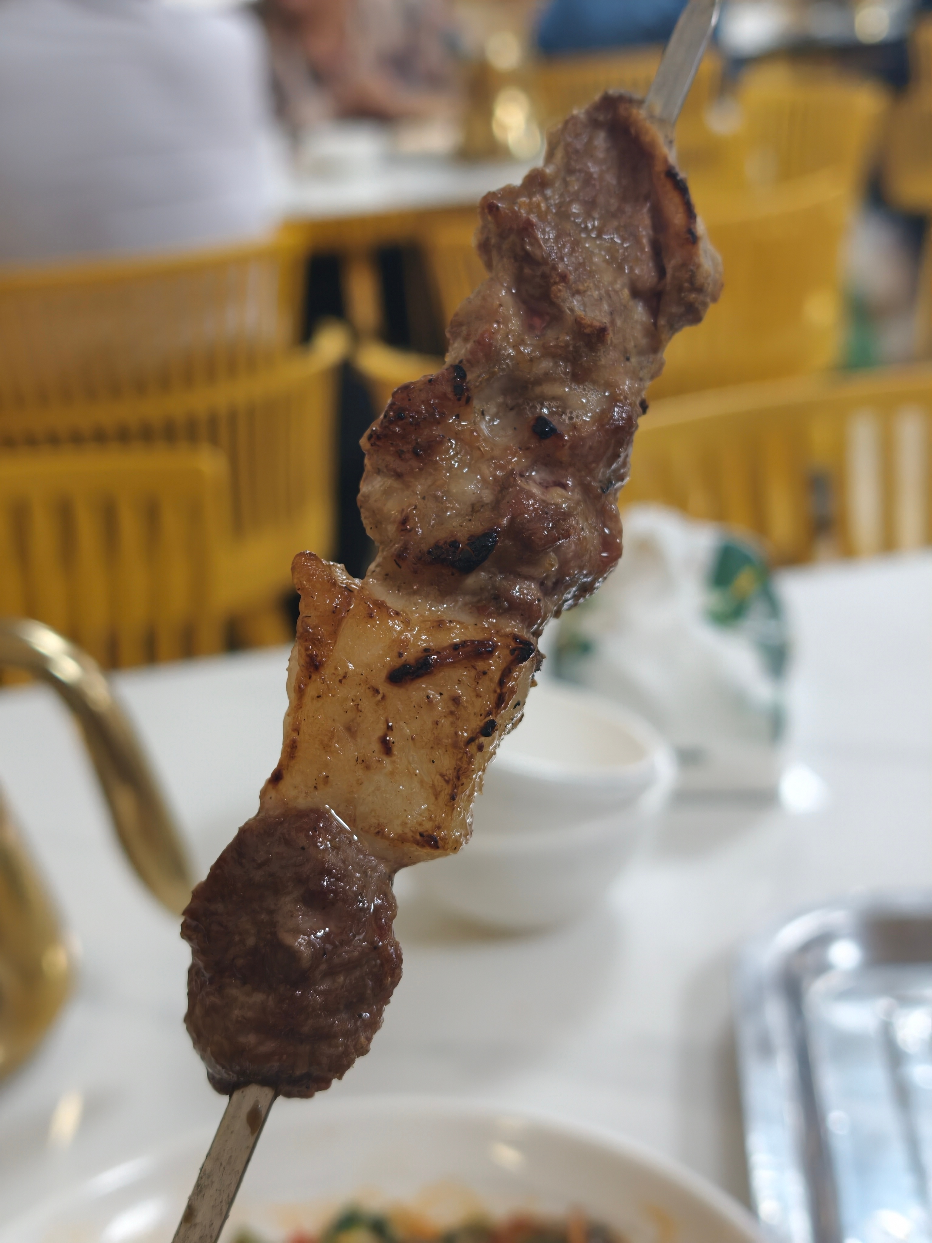 喀什这个羊肉串哦，肉又大又厚，外焦里面还特别嫩！！！完全锁住肉汁！这也太太太好吃