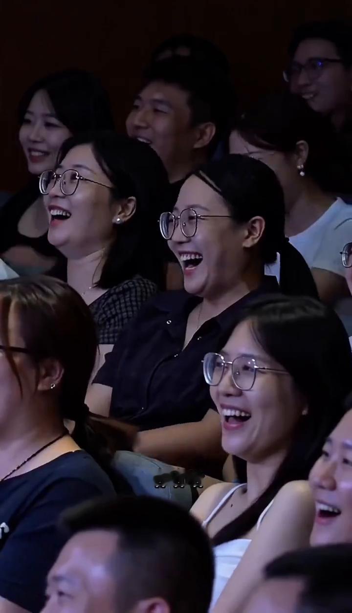 男人的专一爆笑揭秘。
小雨脱口秀。
这个世界上谁都没有男人专一，他们一辈子就只干