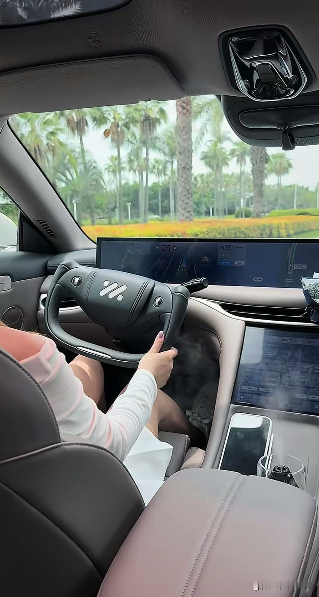 为什么很多人在城市主干道六十公里的速度的时候不用油门控制车而是一味的狂踩刹车？