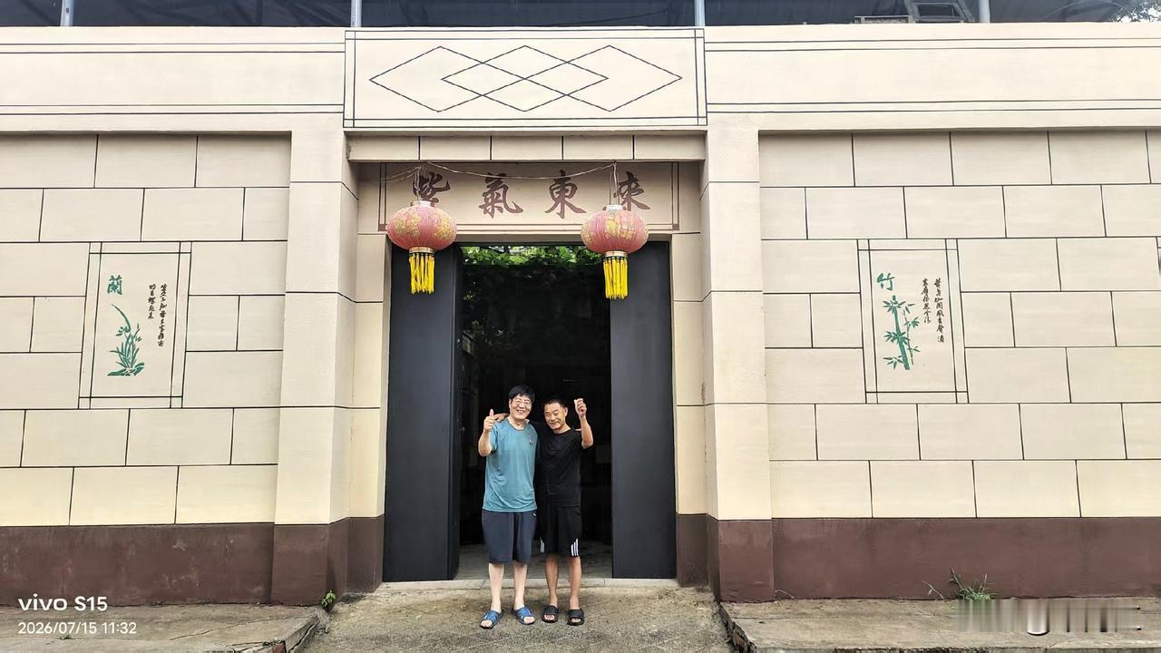 早上出门街上转，天空突然阴云密布，下起雨来。刚好走到童年伙伴，也是我小学同学千林