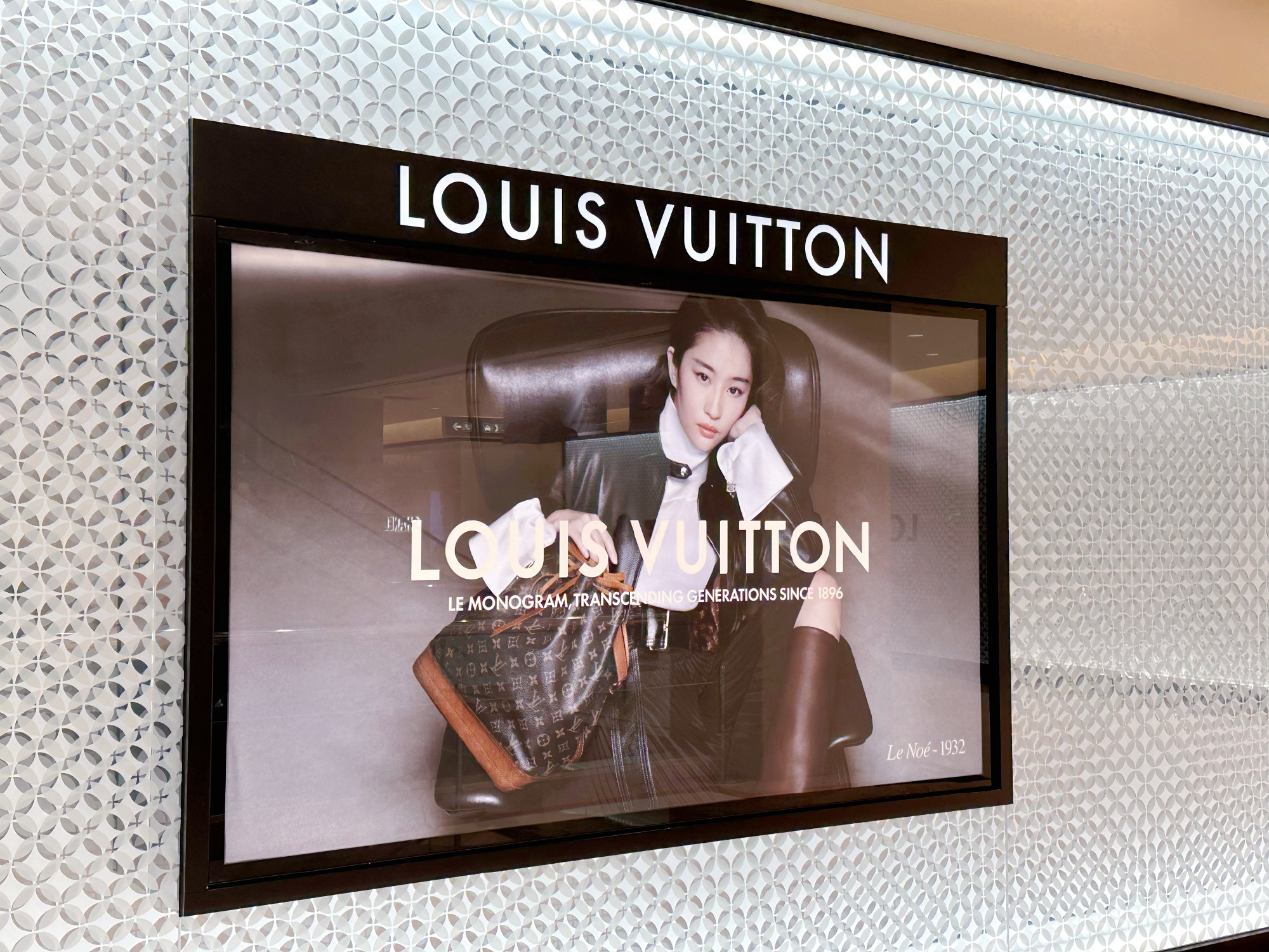 新加坡乌节路的刘亦菲LV Monogram 130周年硬广地广     菲迷带着
