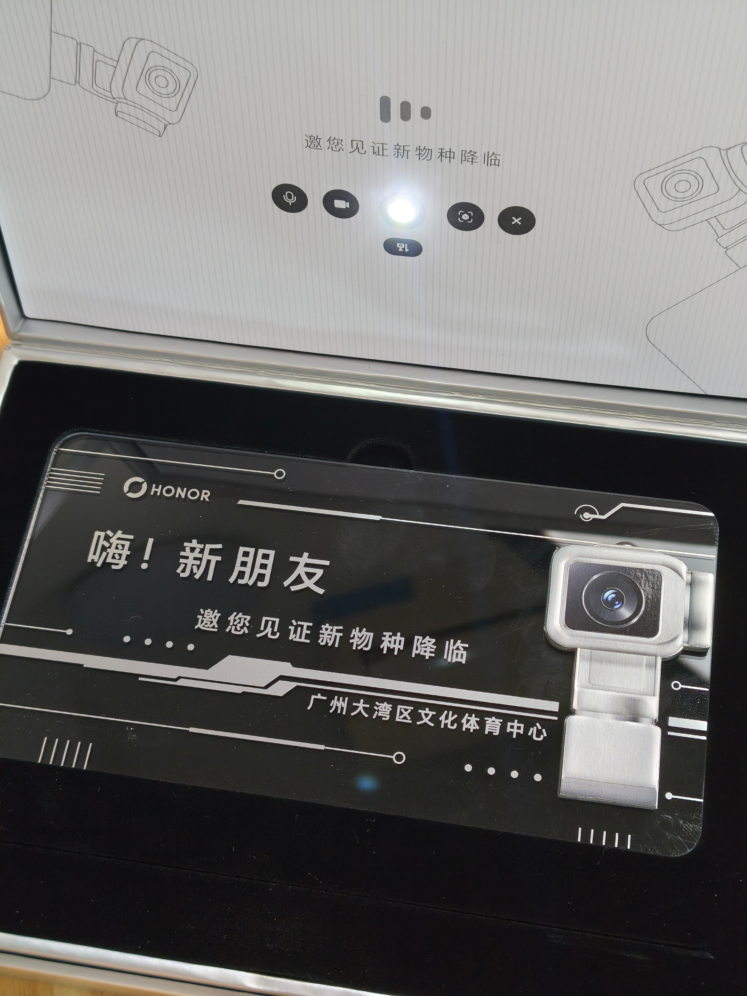 荣耀robot phone 的邀请函好有意思！投影在墙上就是本次发布会的信息！今