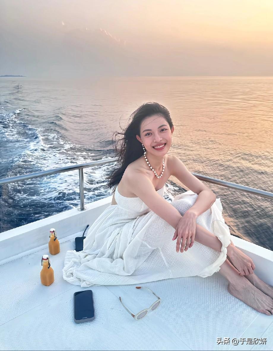 远看还以为是萧敬腾来度假了！这英气，内娱独一份的‘女战士’气质。钟楚曦 
​
-