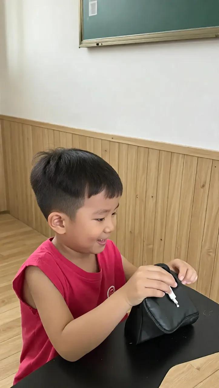 辅导作业像打仗？孩子一写字就哭闹？先别急着吼，大概率是你没搞懂他脑瓜里的小剧场。