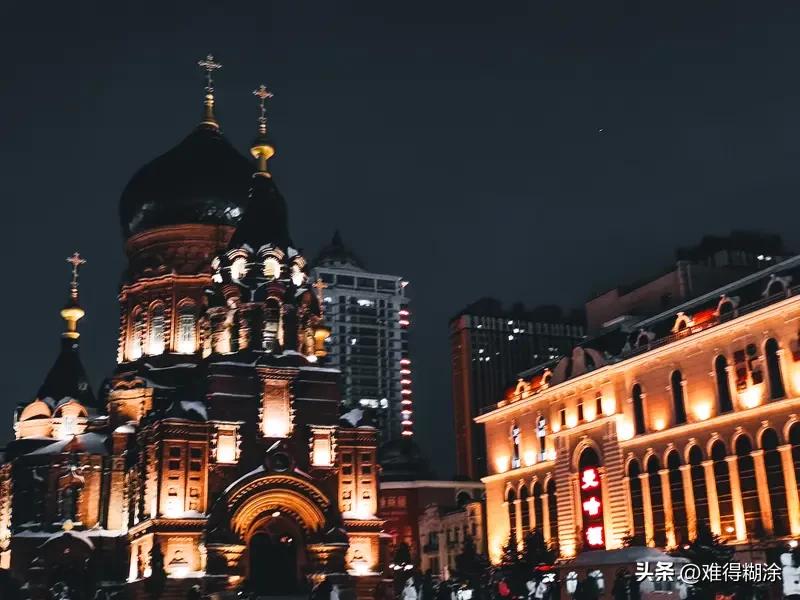 过年啦，“天南地北大拜年”的热闹劲可足呢！在哈尔滨，冰天雪地里东北汉子豪爽喊着“