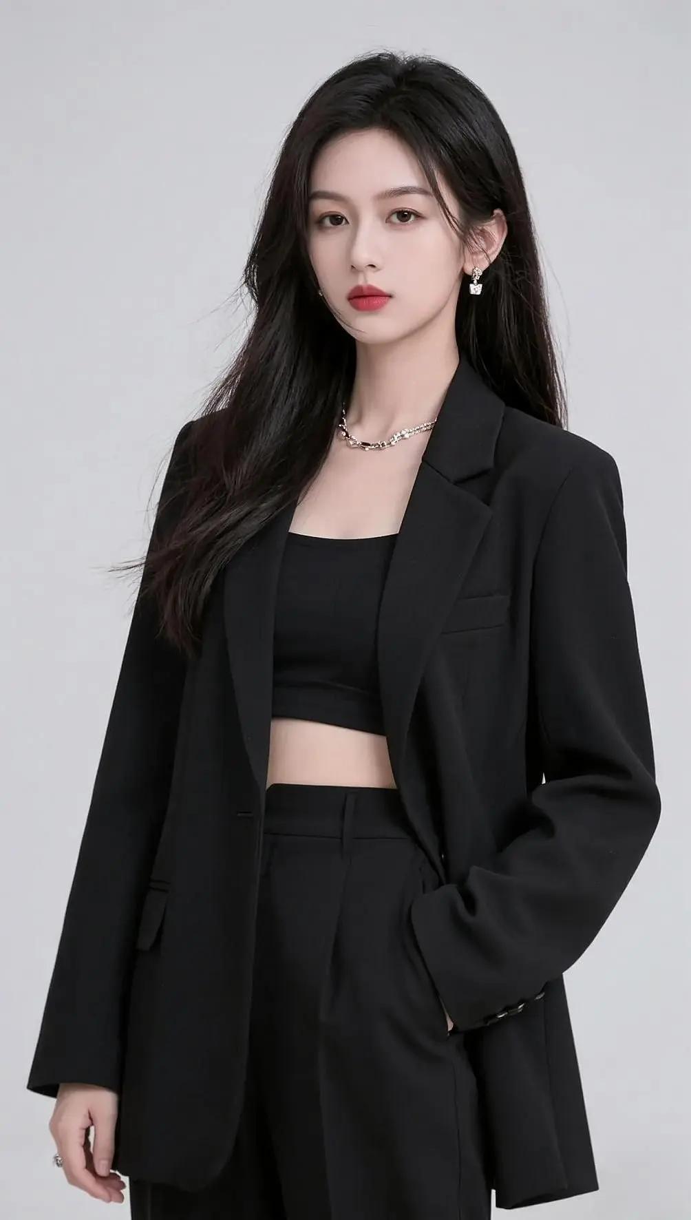 都市女郎穿搭指南：黑色西装外套+露脐上衣，优雅又时尚！