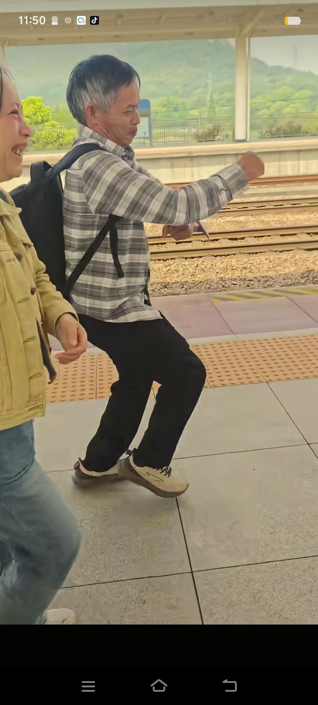 梁志辉回归家庭以后梁志辉的爸爸，整个人都精神了，不再是以前那个小老头，他和自己的