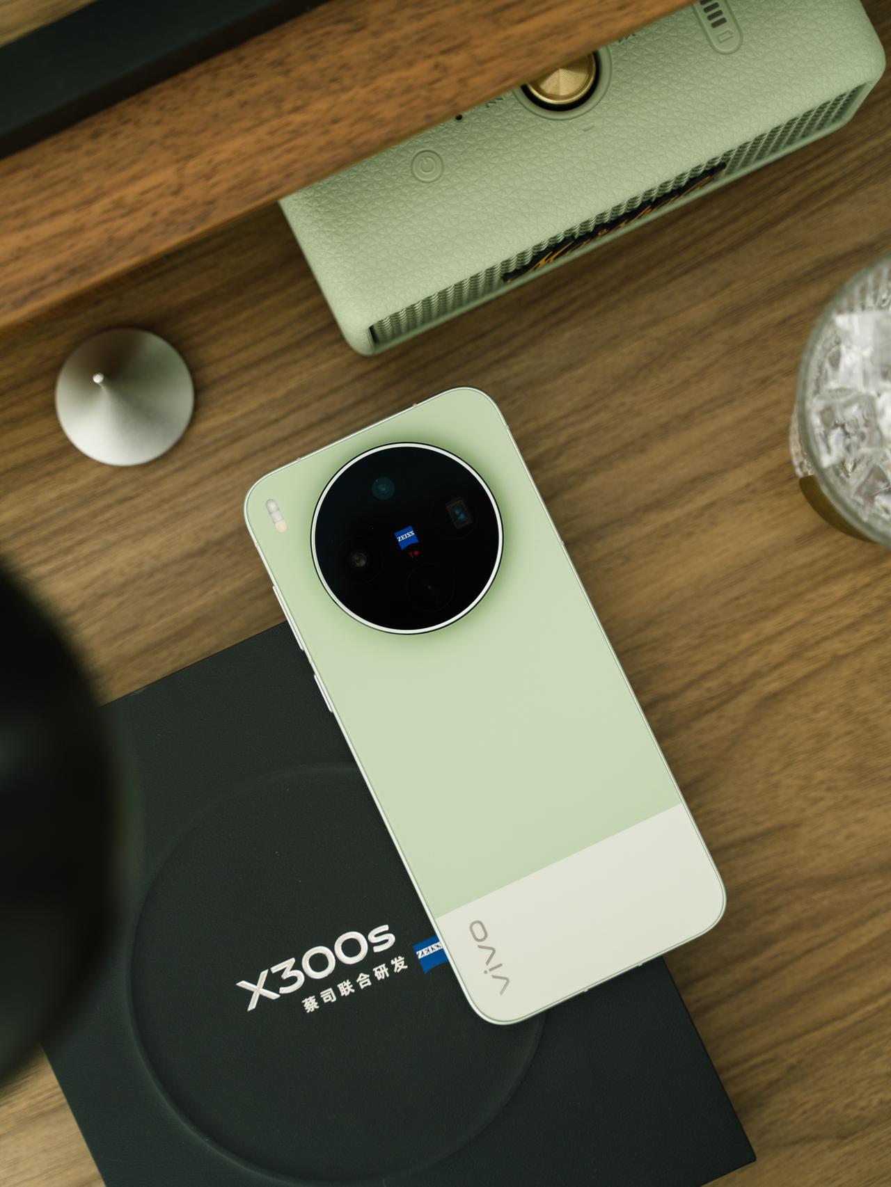 刚上手了vivo X300s，胶片绿。正值夏日来袭，胶片绿这个配色感觉很夏天，很