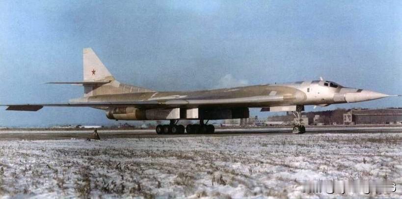 1981年12月18日，图-160超音速战略轰炸机在苏联首飞。