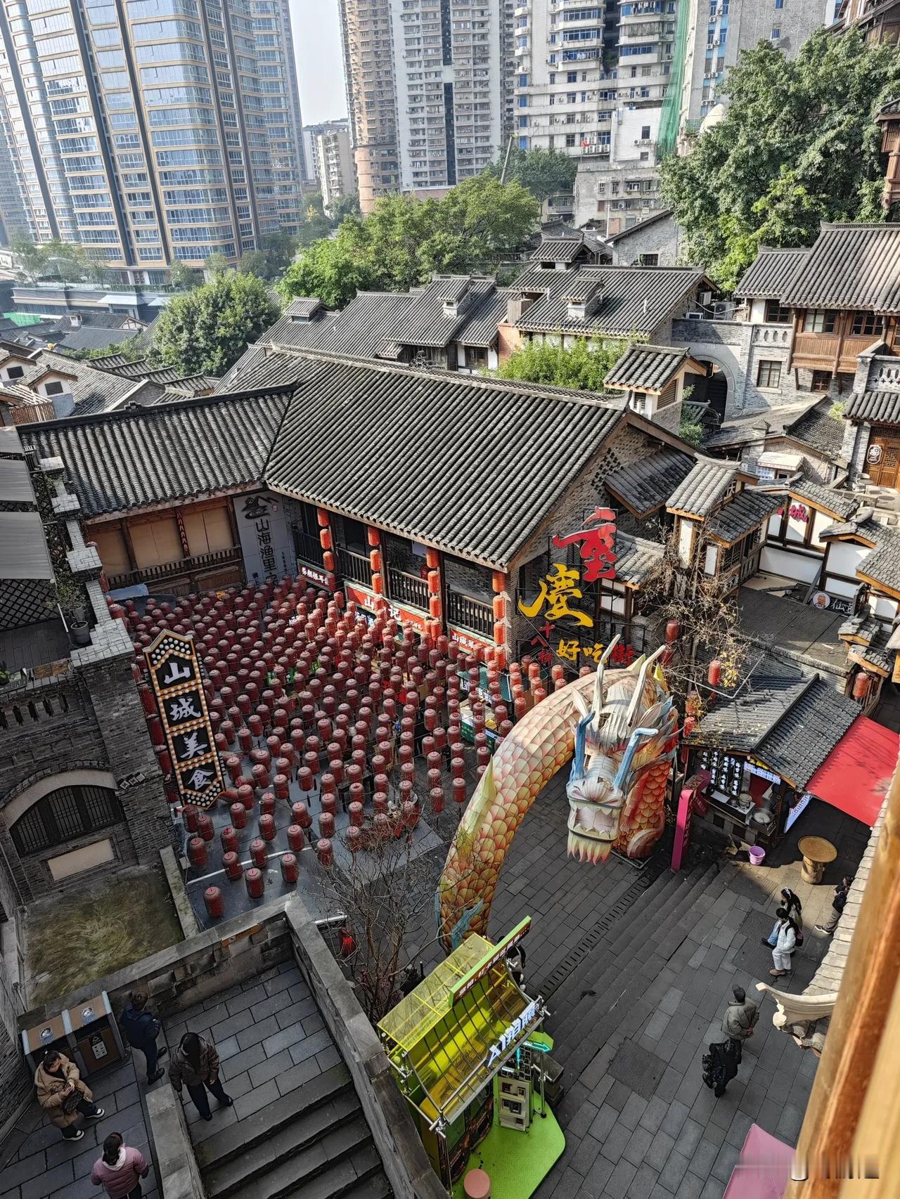 重庆十八梯历史风貌区，作为重庆富特色街区，还是值得过来打卡的。
地铁直达，而且出