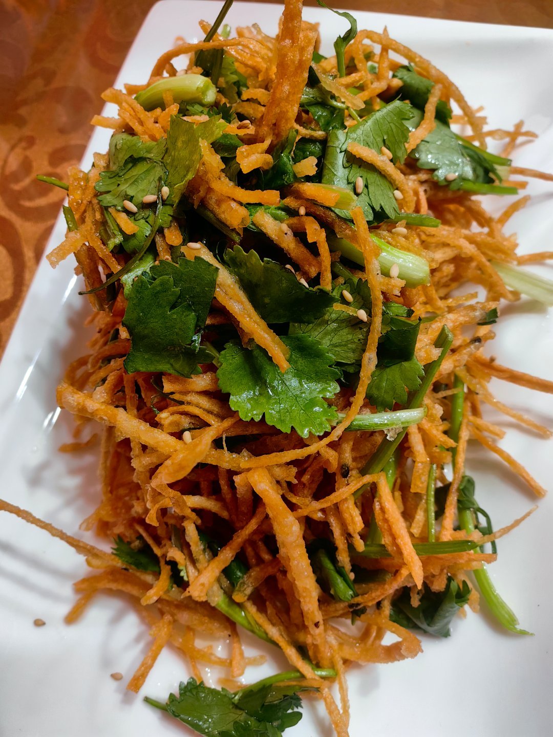 *在路上*蒜爆鱼，现杀的，甜辣酸，可以媲美弦高古城的鲈鱼了...香菜馓子，脆脆的