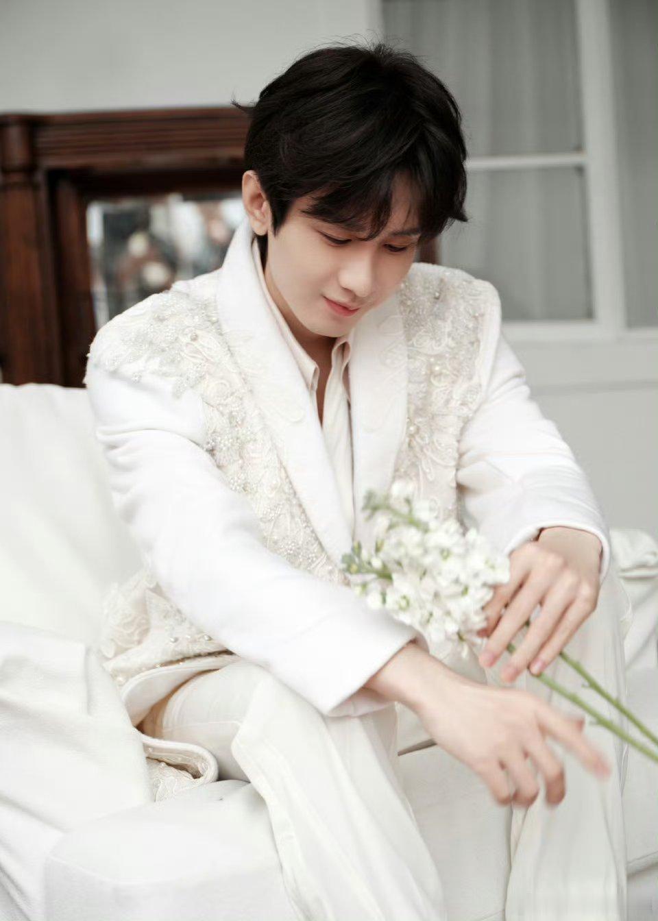 成毅两京十五日cy成毅朱瞻基未曾相见，你的光芒已是我心中的璀璨星辰；穿越人海，你