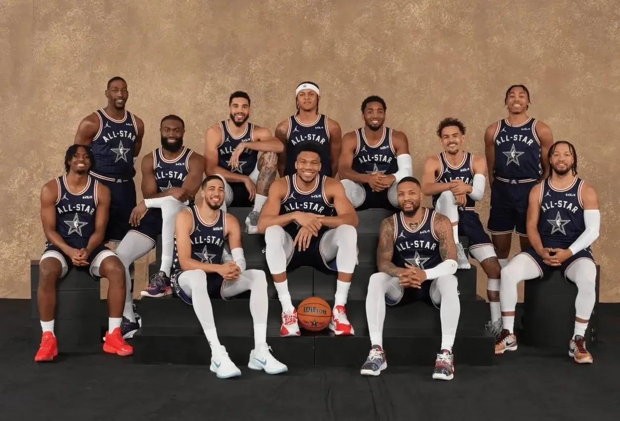 解说这么无聊的NBA全明星赛，难为央视解说员于嘉了！
有一说一，央视的解说员没话