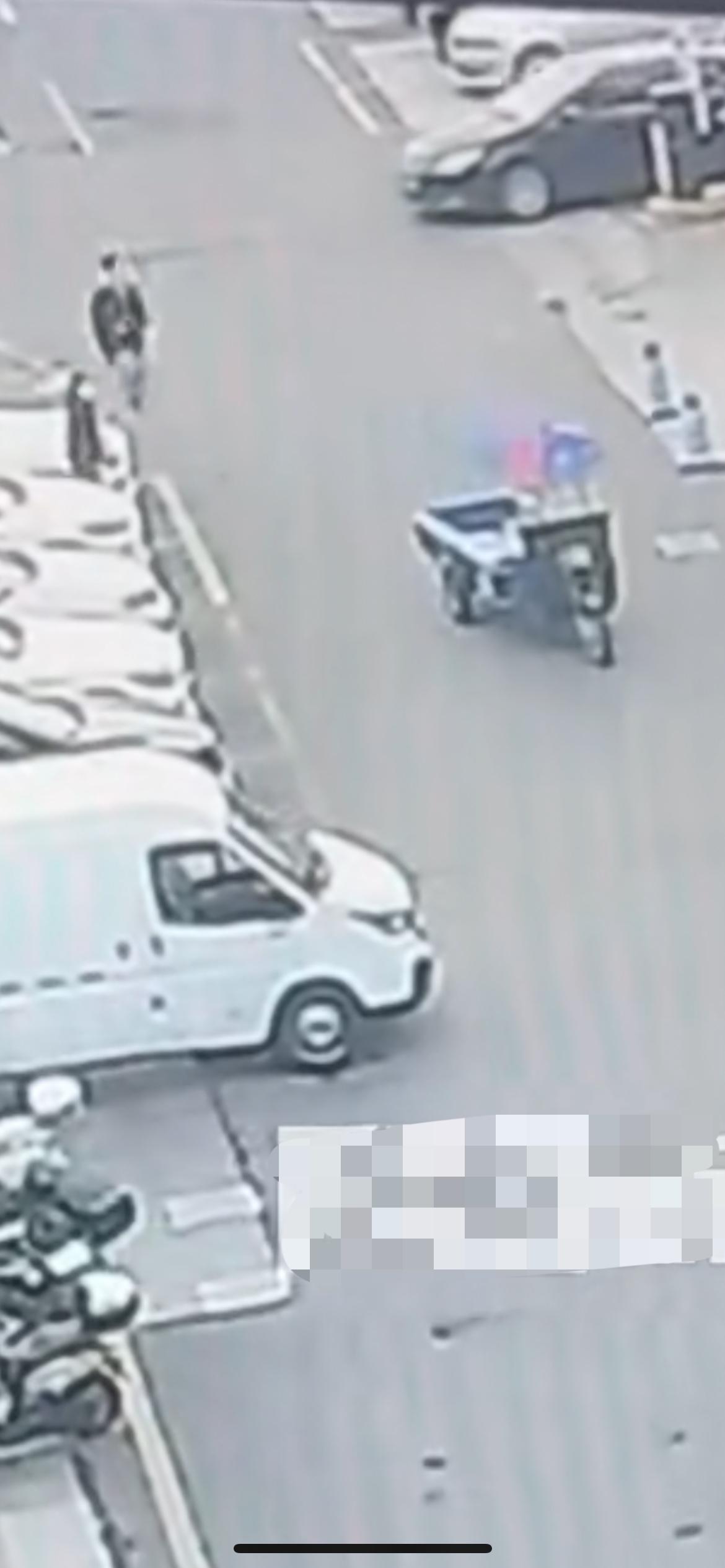 1月13日江苏启东，街道变 “碰碰车” 现场！三轮车失控连撞 6 车，路人吓得大