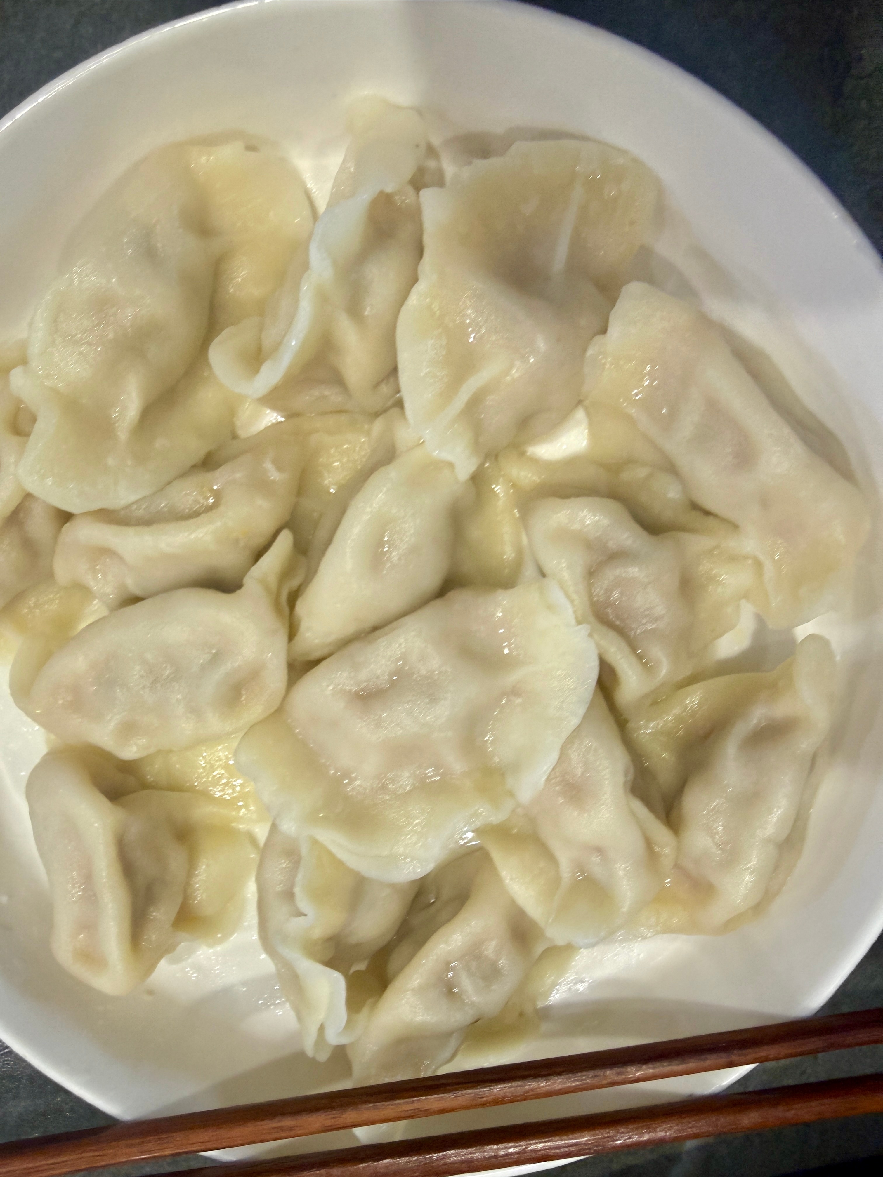1️⃣家人今天新鲜包的红萝卜猪肉饺🥟 好吃到爆炸！2️⃣每天一扎黄皮果 快乐似