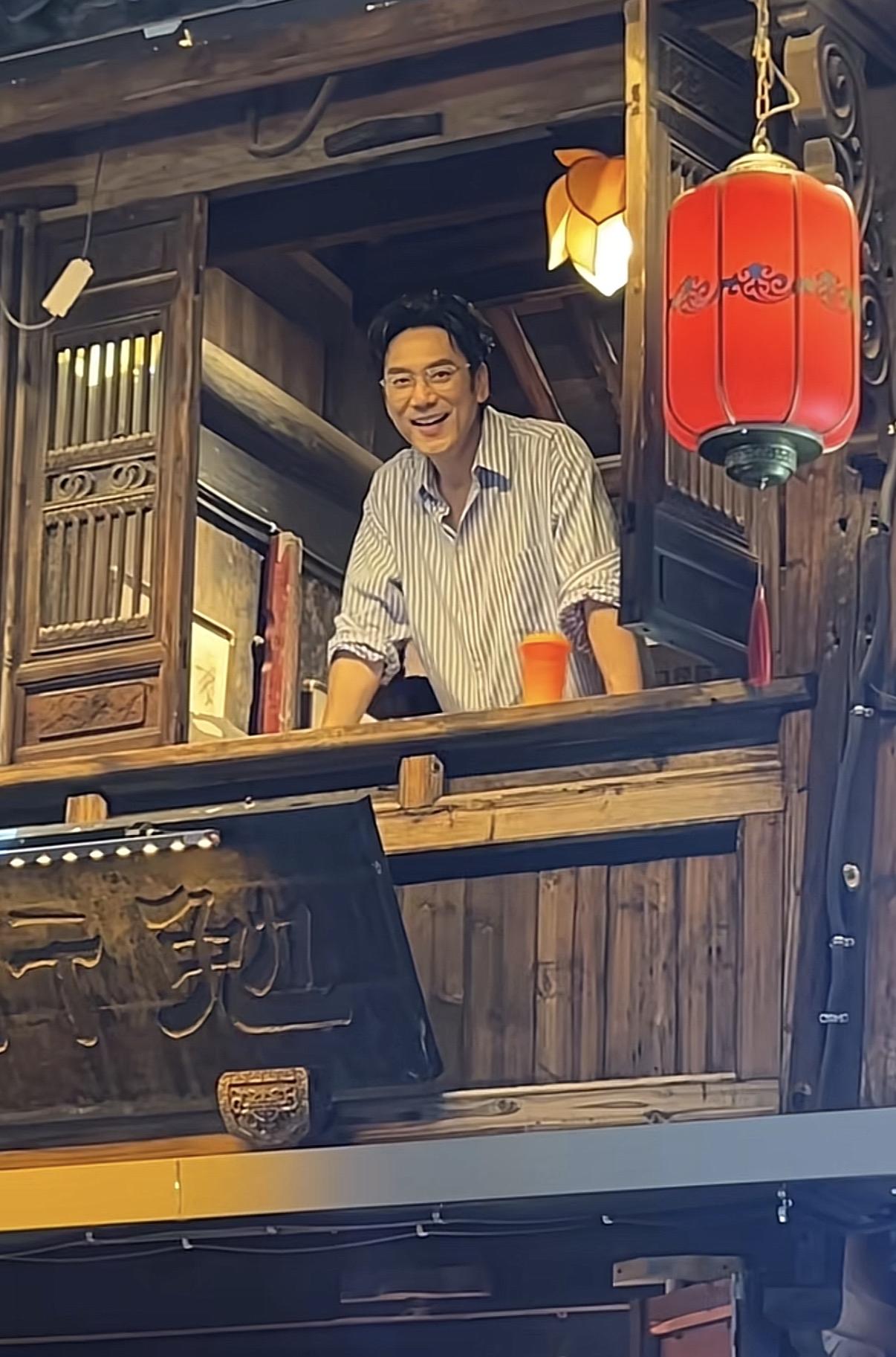 淮安河下古镇偶遇林依轮，现场真是有点疯狂，楼下全是拿着手机对着他拍的路人，林依轮