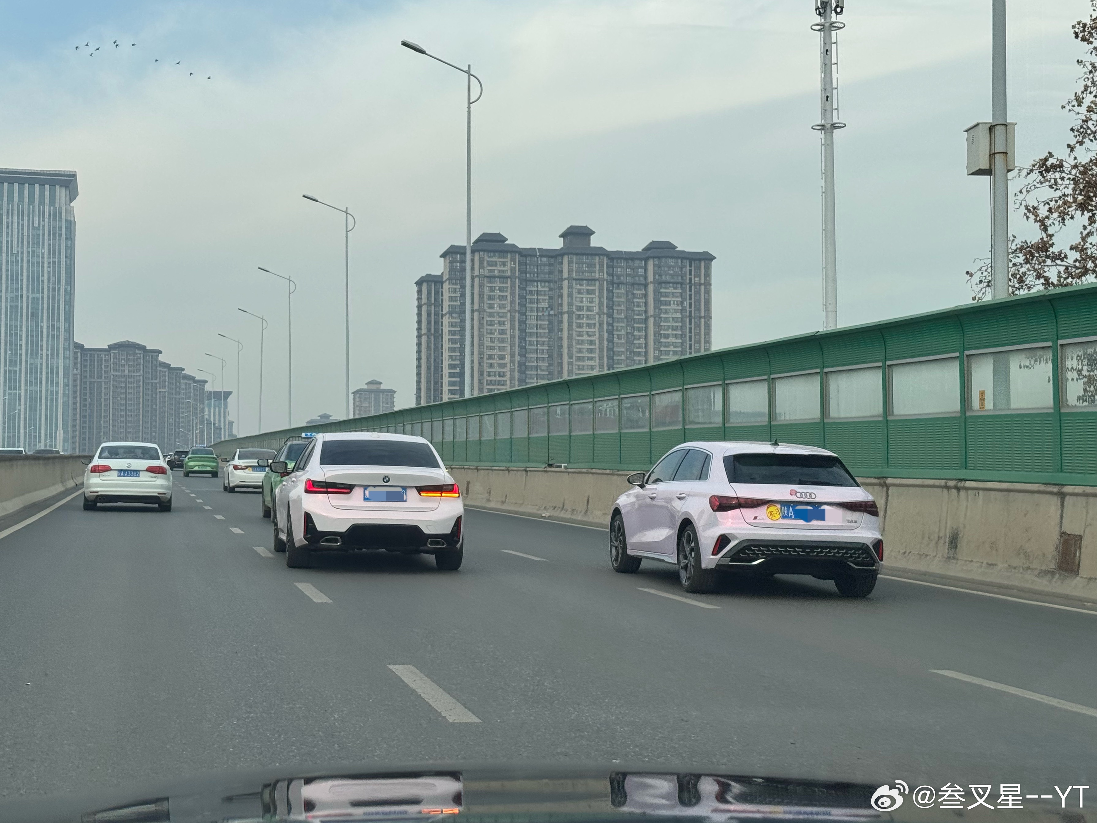 一车亦景  不知道这俩人认识不，如果不认识那还真是个surprise，本来想搞个