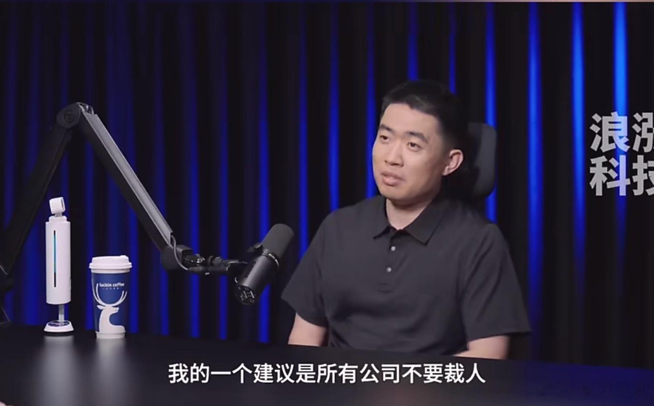 李想称AI时代不要轻易裁人我同意，嘴笨但脑子好使的人，以前容易被忽略，现在反而可