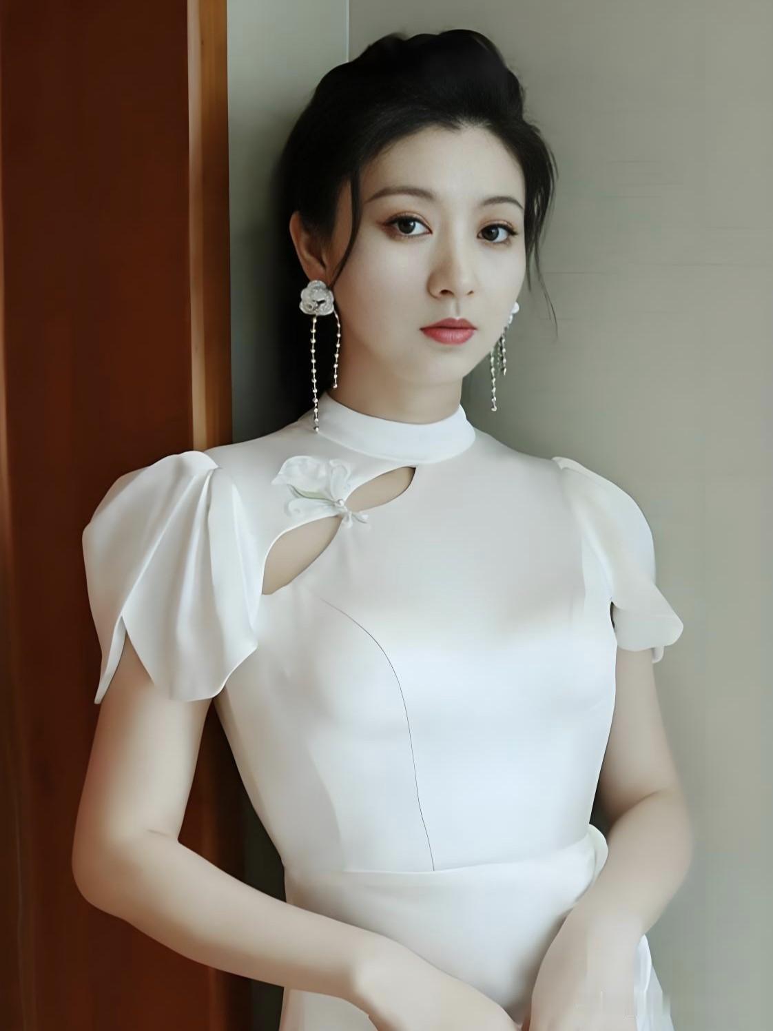 眉间一点温婉，眼底半池秋水。她是《甄嬛传》里端庄自持的沈眉庄，也是生活中从容淡然
