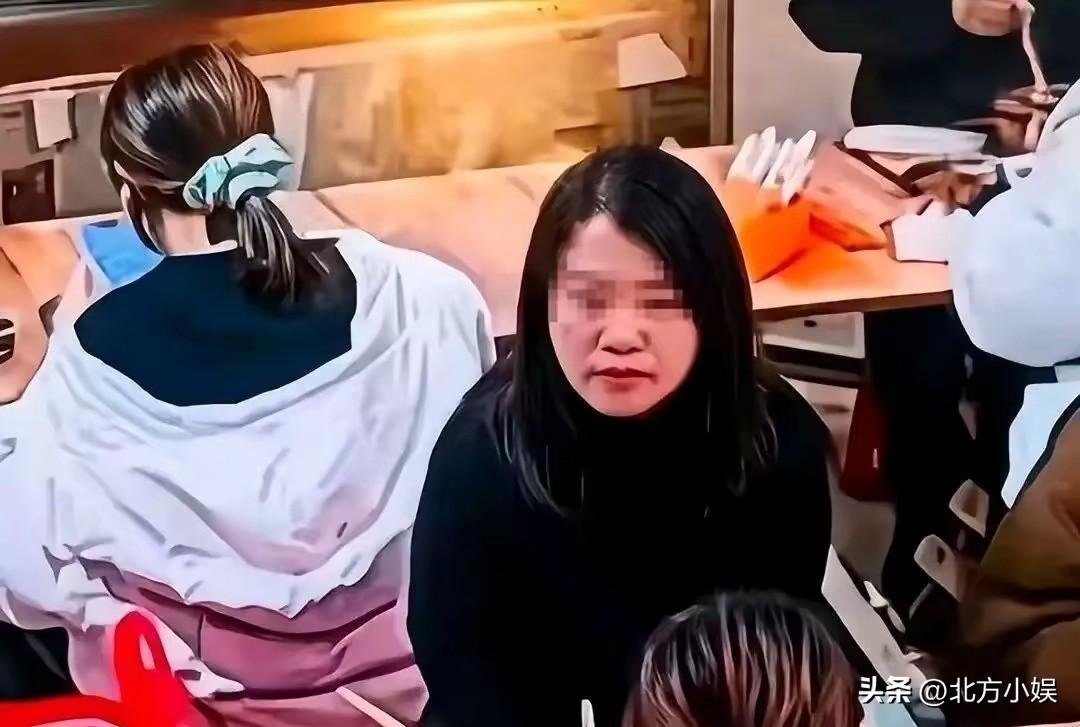 泼汤女将迎来三大灭顶之灾！
泼汤女的清晰正脸照已经曝光，在网上传的是铺天盖地，她