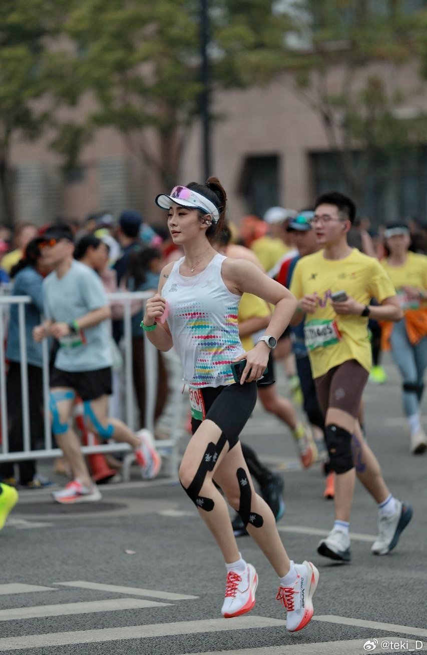 今天的武汉马拉松 ，一边拿着手机开会工作，看到摄影师也必须得甩开膀子跑两步。咱就