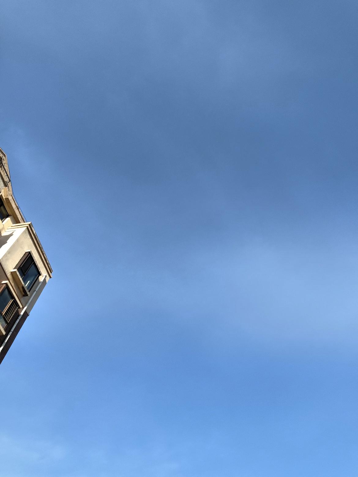 蓝天白云下的欧式建筑，阳光洒在墙面上，美不胜收！