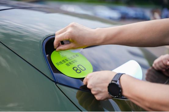 五一清晨，重庆人民大礼堂前，100 辆阿维塔整齐排列，一支志愿者车队出发了。他们