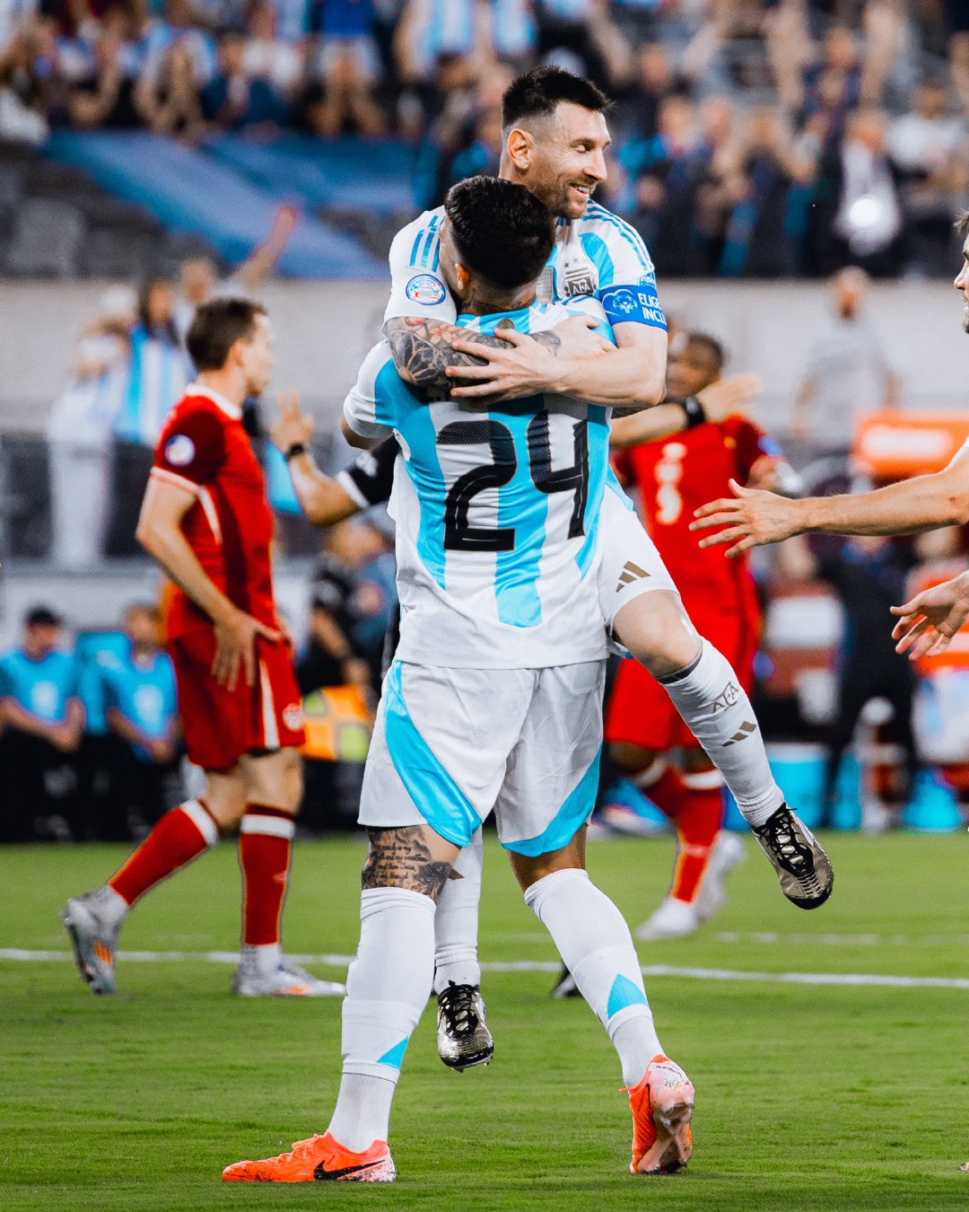 恩佐接受采访🎙️：“我们带着极大的动力去比赛，帮助梅西赢得比赛，并获得决赛的资