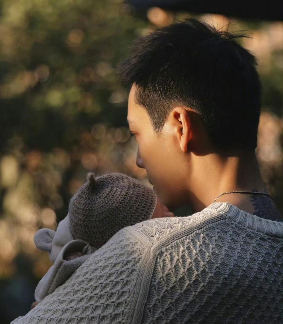 何穗公园遛娃被偶遇！超模的身材在人群里真的藏不住，这气质、这比例，带娃都带出了高