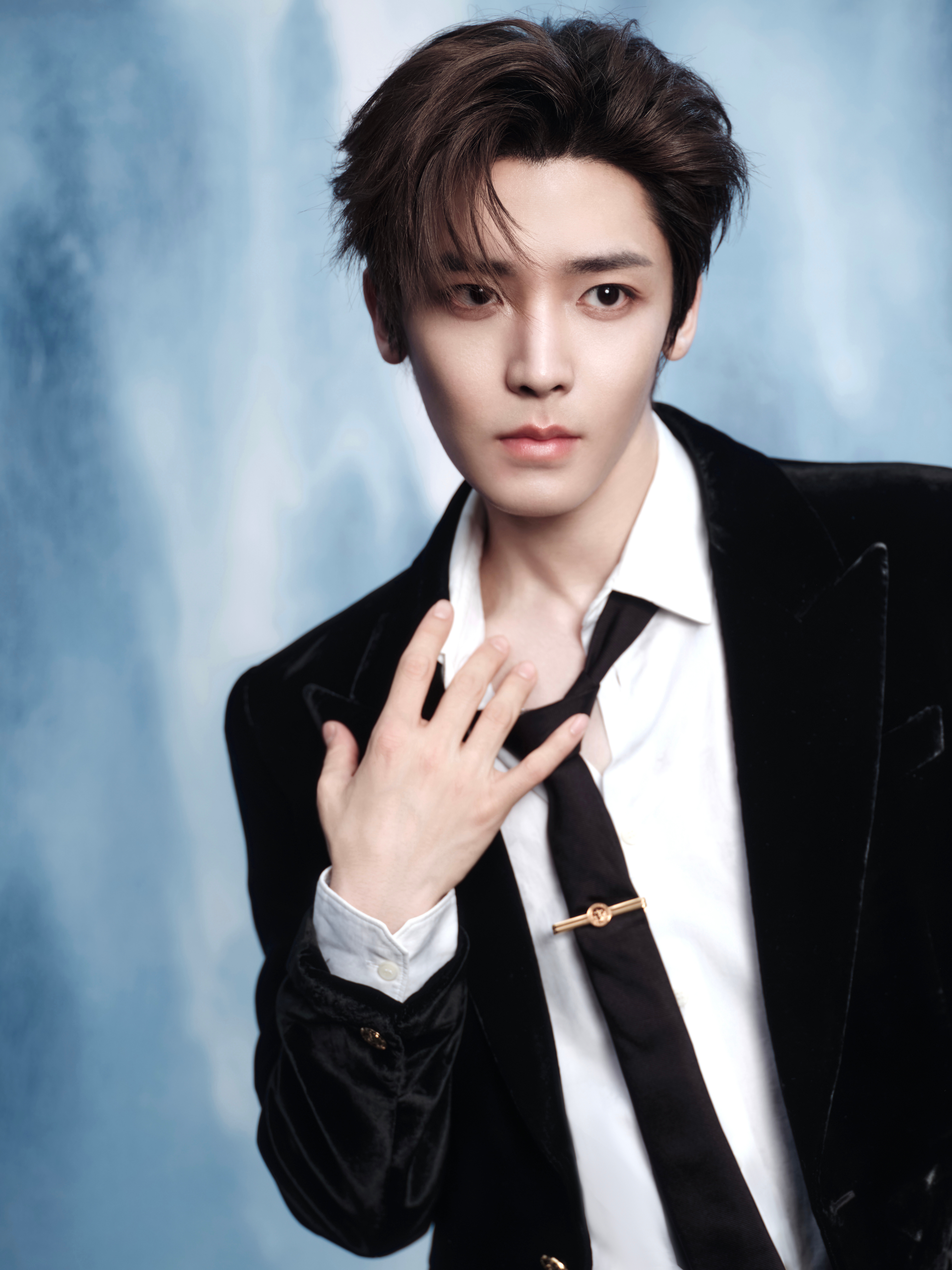 侯明昊 × VERSACE 香水直播活动造型大片，in VERSACE 黑丝绒西