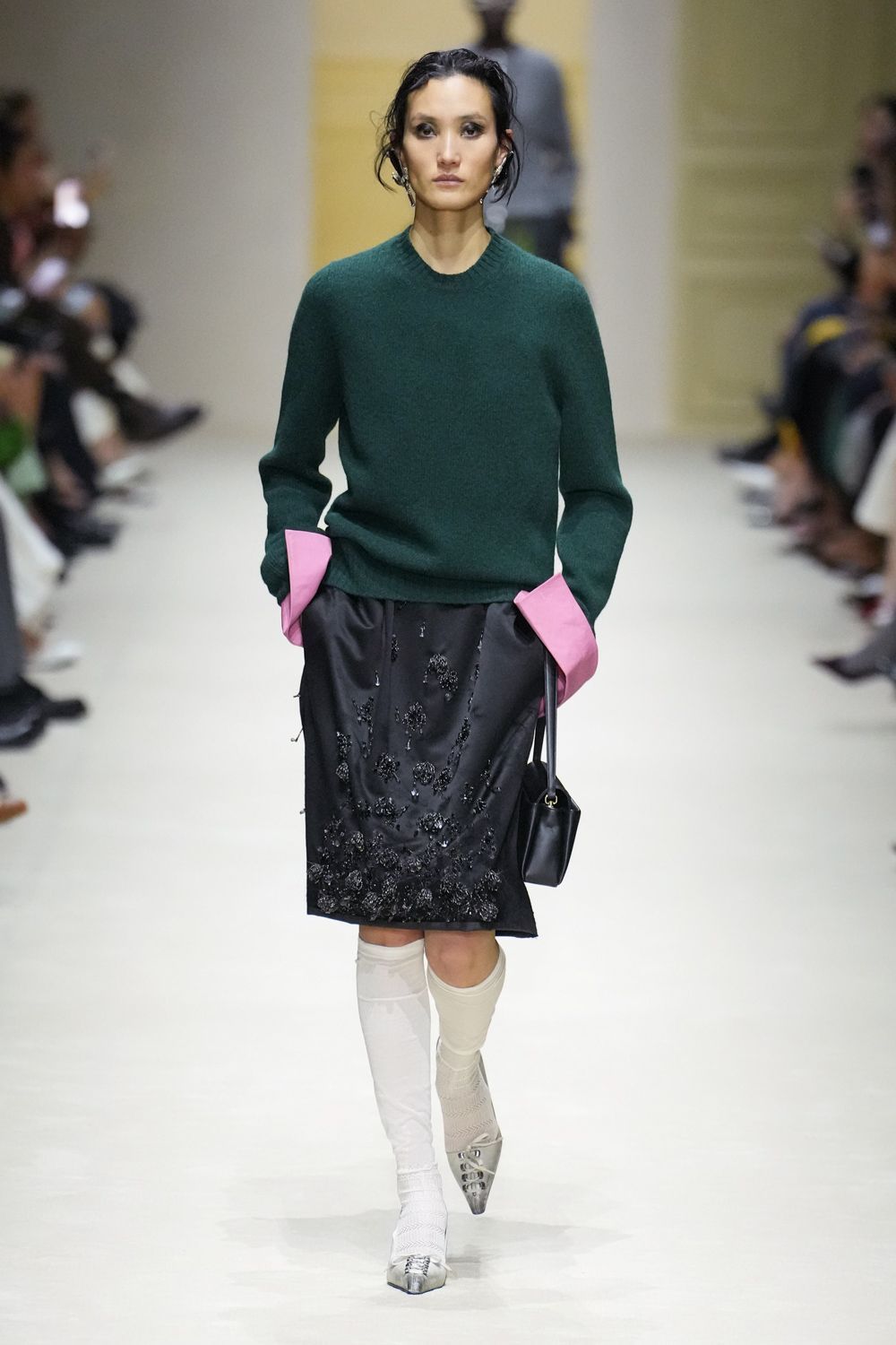 共计十五位模特演绎60套造型，一套接一套地卸下，从繁到简，按顺序变化成四套不同L